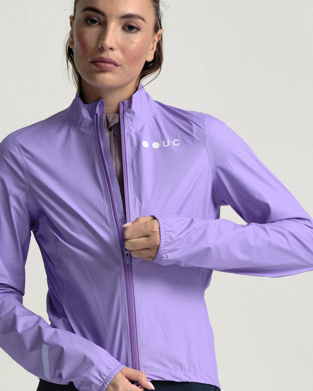 Close view of the Women's Mono Rain Jacket in Cloud Lilac: high collar and zip.