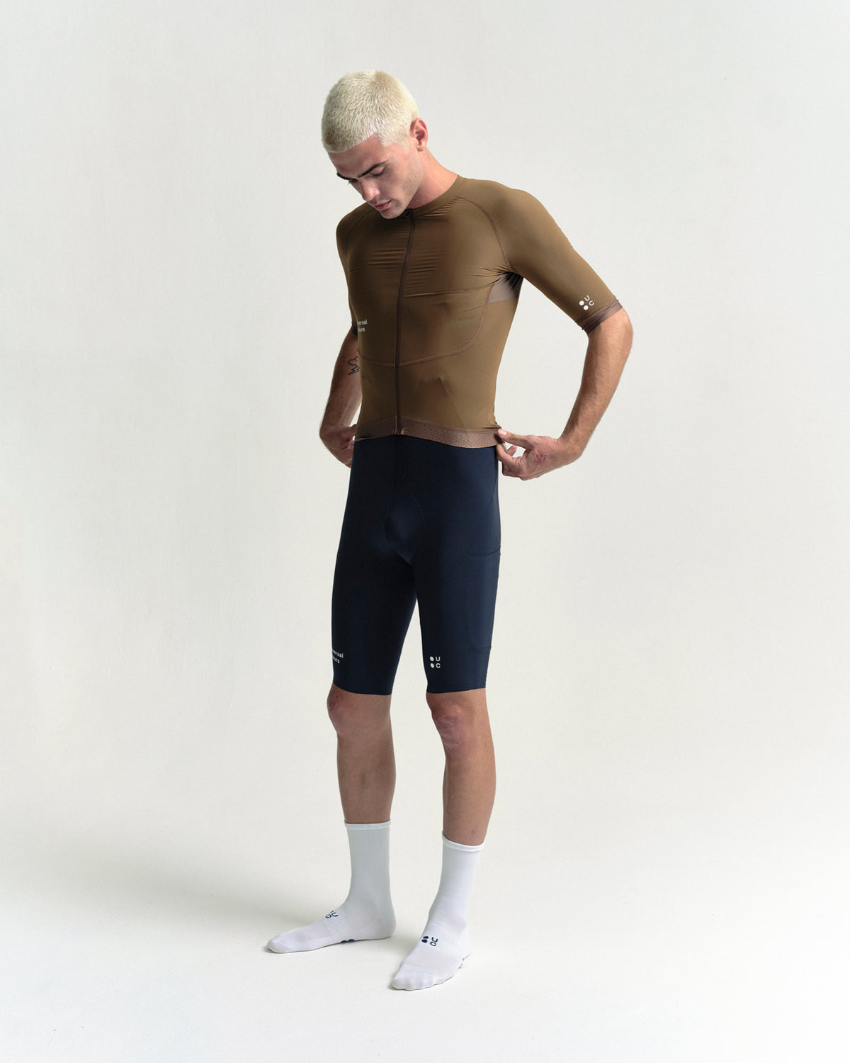 Model wearing the Men's Chroma Short Sleeve Jersey in Golden Brown.