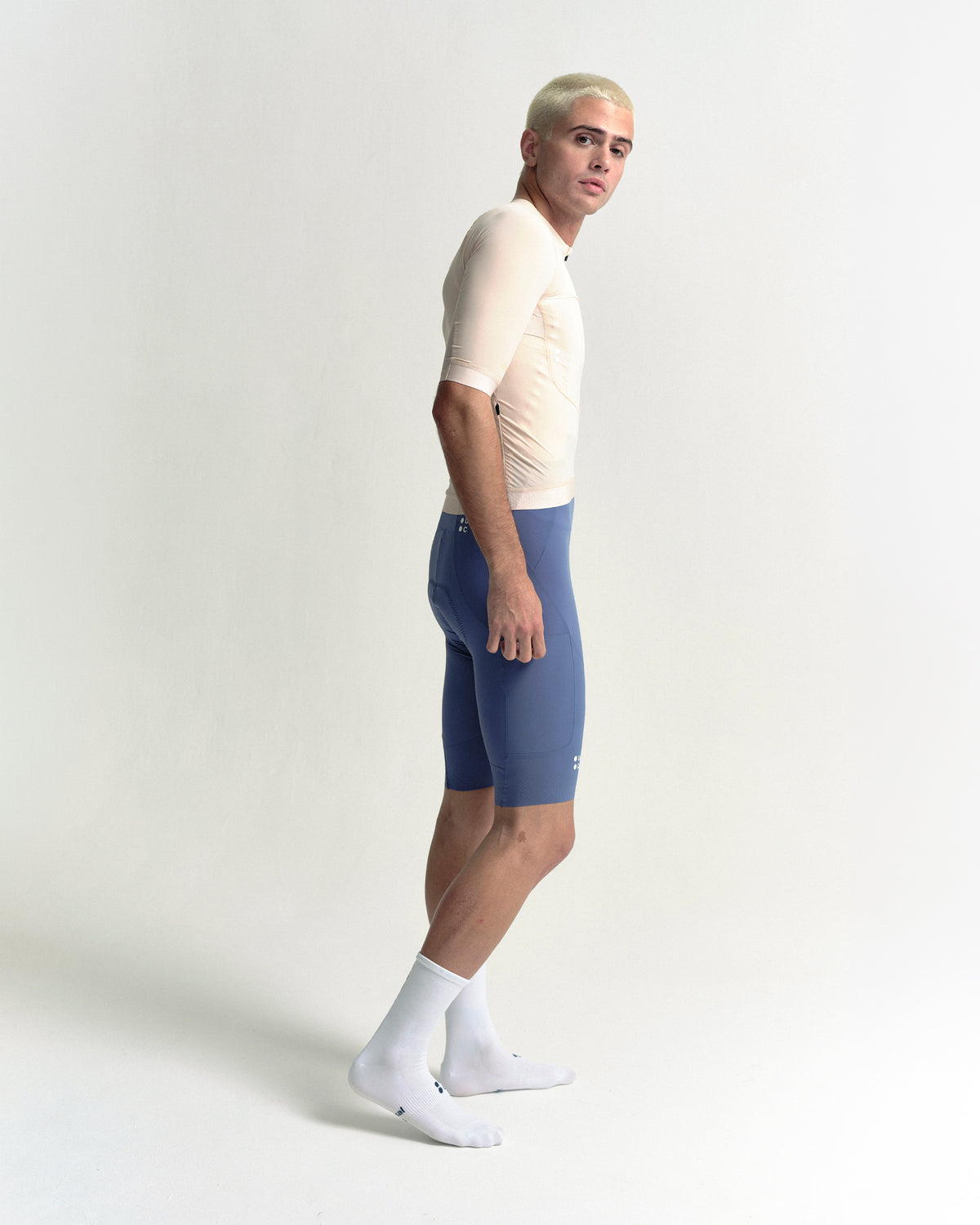 Model wearing the Men's Chroma Short Sleeve Jersey in Almond.